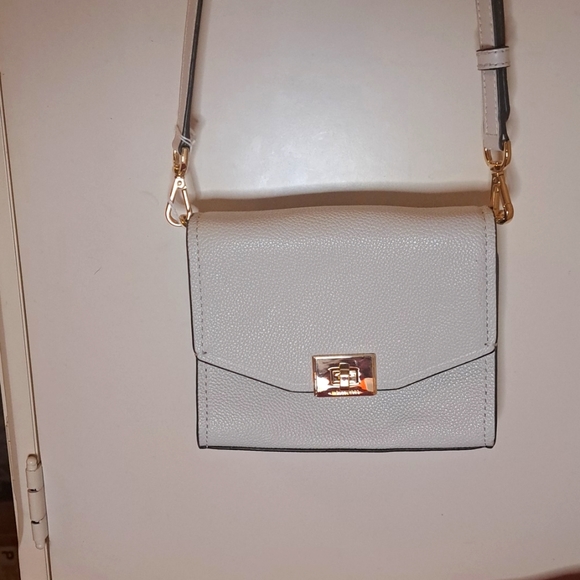 NEW Michael Kors White Pebble Leather Crossbody/ Clutch EXCELLENT CONDITION - Picture 2 of 9